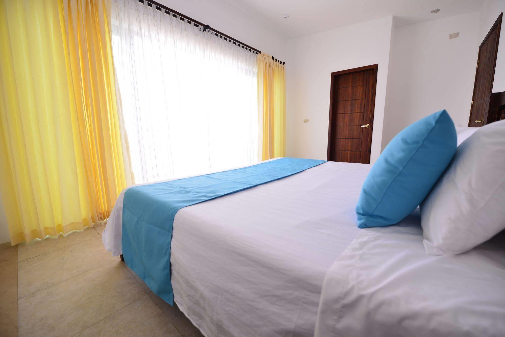 Cormorant Beach House Bed & Breakfast Puerto Villamil Dış mekan fotoğraf