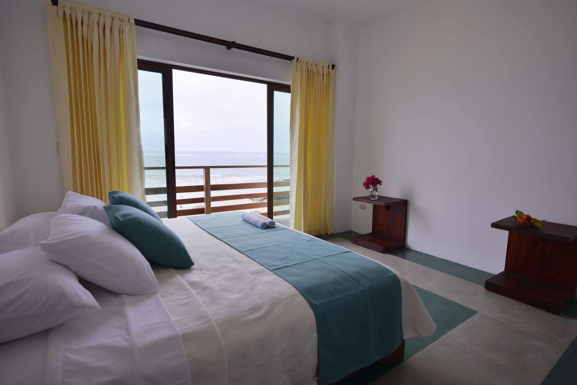 Cormorant Beach House Bed & Breakfast Puerto Villamil Dış mekan fotoğraf