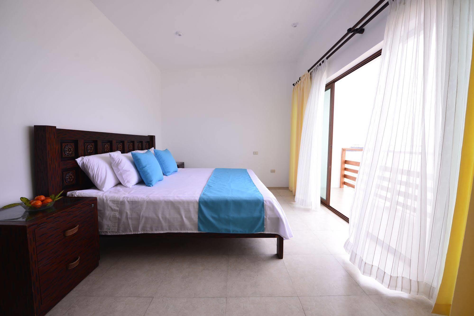 Cormorant Beach House Bed & Breakfast Puerto Villamil Dış mekan fotoğraf